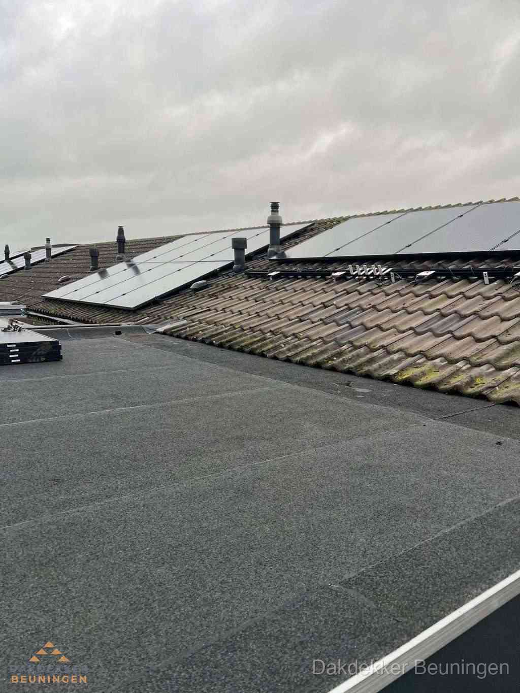 Bitumen dakbedekking op plat dak met aansluitend pannendak en zonnepanelen in Beuningen Bitumen dakbedekking op plat dak met aansluitend pannendak en zonnepanelen in Beuningen