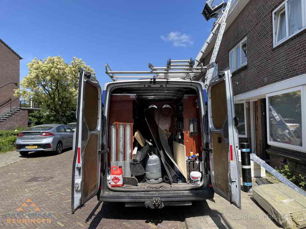 Spoed dakdekker bus met gereedschap en ladder bij woning in Beuningen Spoed dakdekker bus met gereedschap en ladder bij woning in Beuningen