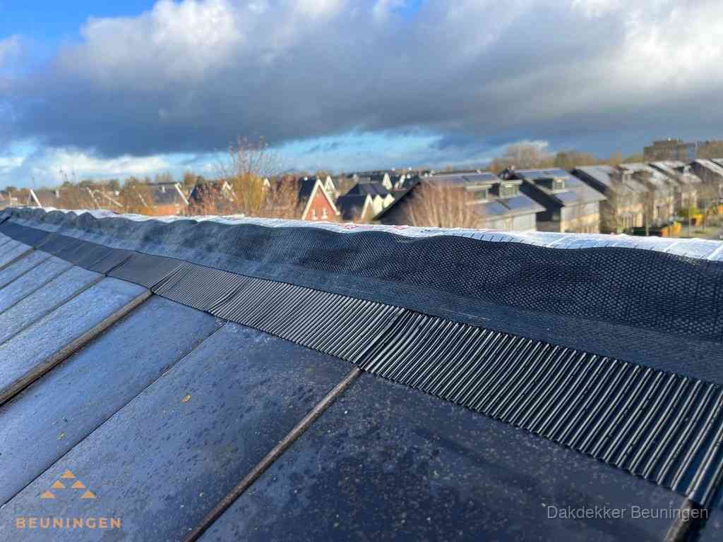 Dakisolatie bij de nok met ventilatieprofiel op schuin dak in Beuningen Dakisolatie bij de nok met ventilatieprofiel op schuin dak in Beuningen