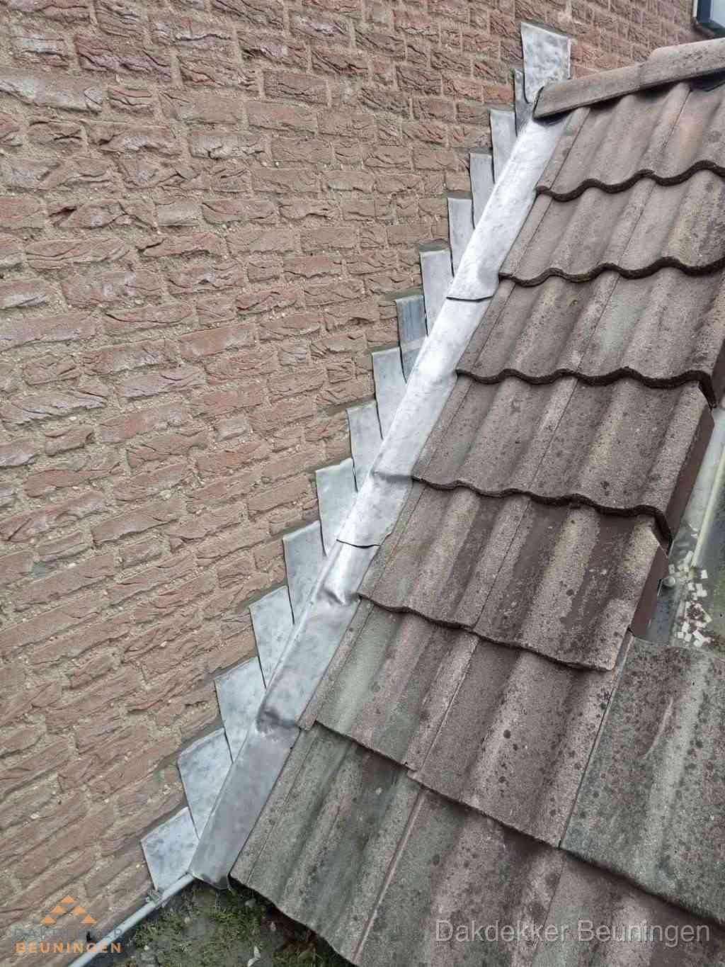 Loodslabben langs dakaansluiting bij bakstenen muur in Beuningen Loodslabben langs dakaansluiting bij bakstenen muur in Beuningen